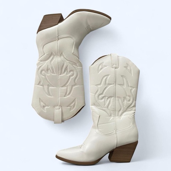 White cowgirl mid calf boots by Soda Women's size 10
Gorgeous white tall boots - Picture 2 of 7